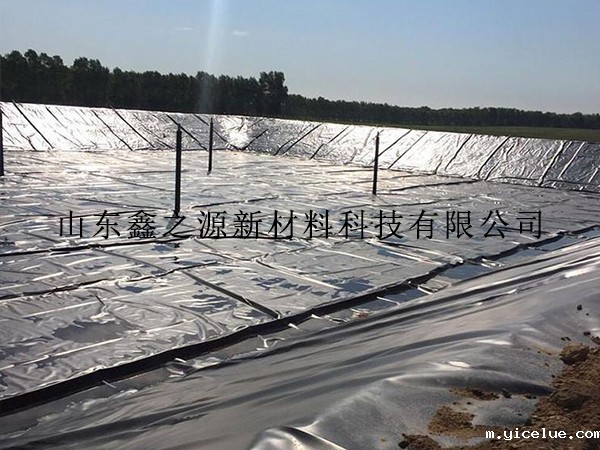 根据技巧对人工湖防渗膜进行湖底固定工作