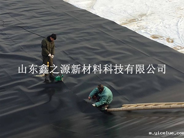hdpe土工膜根据土壤情况进行铺设施工